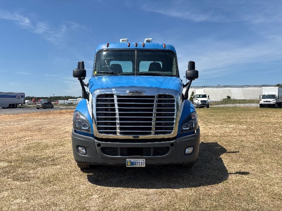 Day Cab Tractor-Heavy Duty Tractors-Freightliner-2019-Cascadia 12564ST-Tifton-GA-360,570\n\t\tmiles-$ 40,000 - Image 2