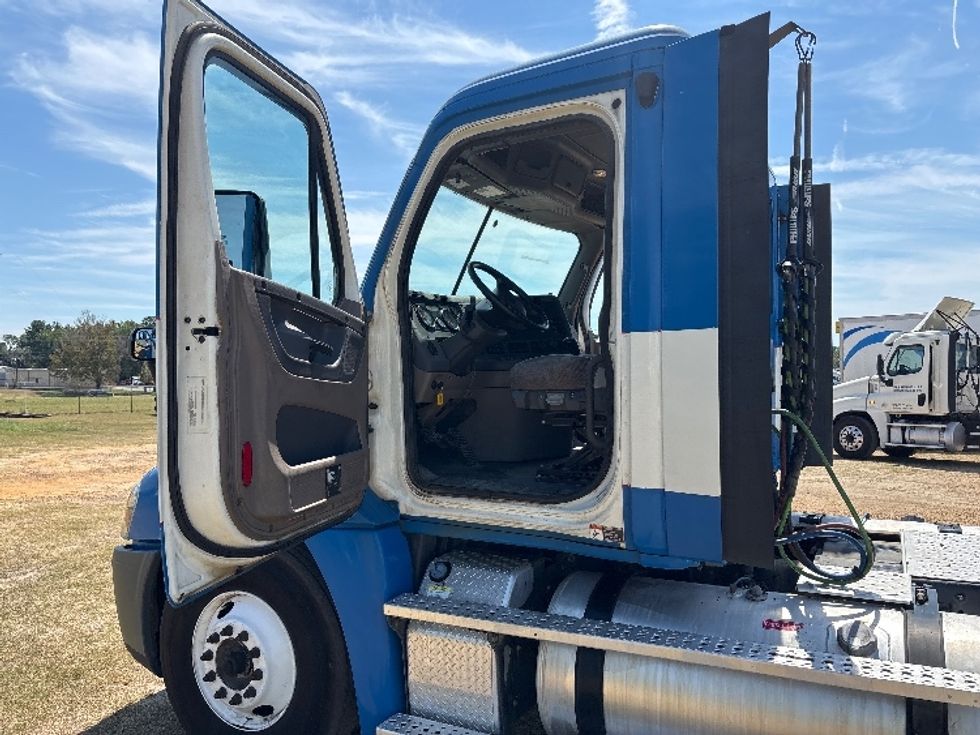 Day Cab Tractor-Heavy Duty Tractors-Freightliner-2019-Cascadia 12564ST-Tifton-GA-360,570\n\t\tmiles-$ 40,000 - Image 9