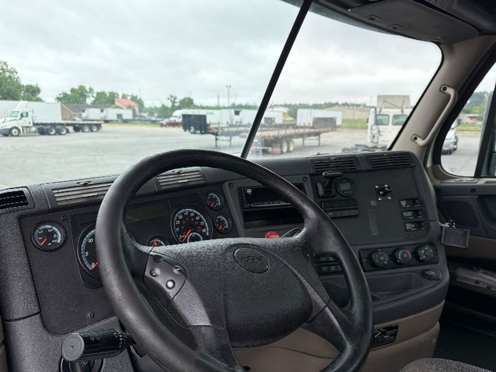 Day Cab Tractor-Heavy Duty Tractors-Freightliner-2019-Cascadia 12564ST-Tifton-GA-433,686\n\t\tmiles-$ 36,500 - Image 10