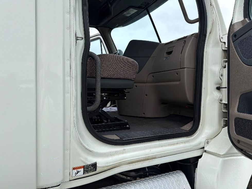 Day Cab Tractor-Heavy Duty Tractors-Freightliner-2019-Cascadia 12564ST-Tifton-GA-433,686\n\t\tmiles-$ 36,500 - Image 12