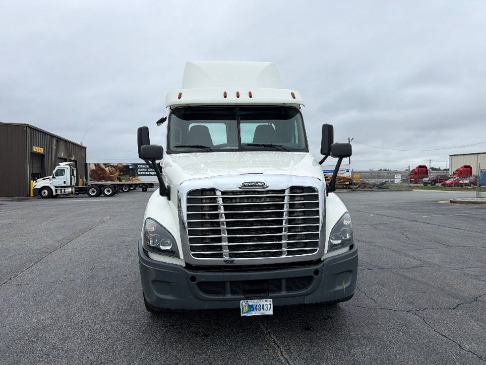 Day Cab Tractor-Heavy Duty Tractors-Freightliner-2019-Cascadia 12564ST-Tifton-GA-433,686\n\t\tmiles-$ 36,500 - Image 2