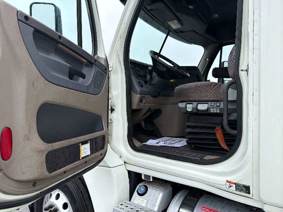 Day Cab Tractor-Heavy Duty Tractors-Freightliner-2019-Cascadia 12564ST-Tifton-GA-433,686\n\t\tmiles-$ 36,500 - Image 9