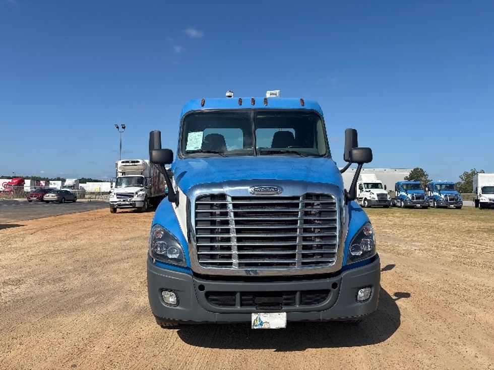 Day Cab Tractor-Heavy Duty Tractors-Freightliner-2019-Cascadia 12564ST-Tifton-GA-463,950\n\t\tmiles-$ 31,500 - Image 2