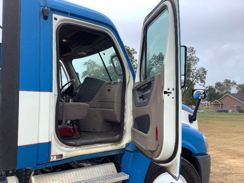 Day Cab Tractor-Heavy Duty Tractors-Freightliner-2019-Cascadia 12564ST-Tifton-GA-466,428\n\t\tmiles-$ 31,250 - Image 12