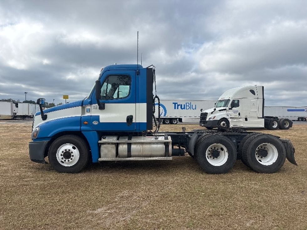 Day Cab Tractor-Heavy Duty Tractors-Freightliner-2019-Cascadia 12564ST-Tifton-GA-466,428\n\t\tmiles-$ 31,250 - Image 4