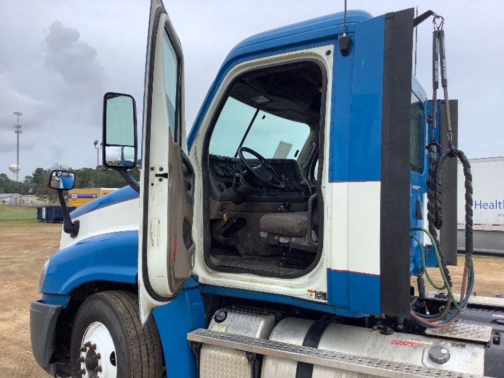 Day Cab Tractor-Heavy Duty Tractors-Freightliner-2019-Cascadia 12564ST-Tifton-GA-466,428\n\t\tmiles-$ 31,250 - Image 9