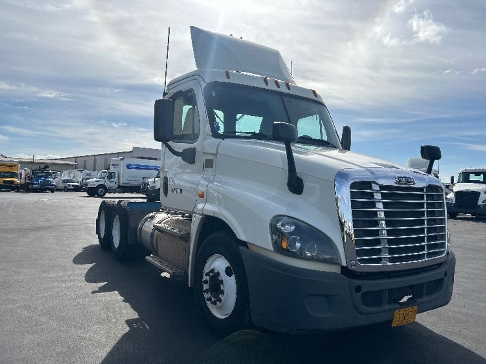 Day Cab Tractor-Heavy Duty Tractors-Freightliner-2019-Cascadia 12564ST-Torrance-CA-130,733\n\t\tmiles-$ 51,500 - Image 1