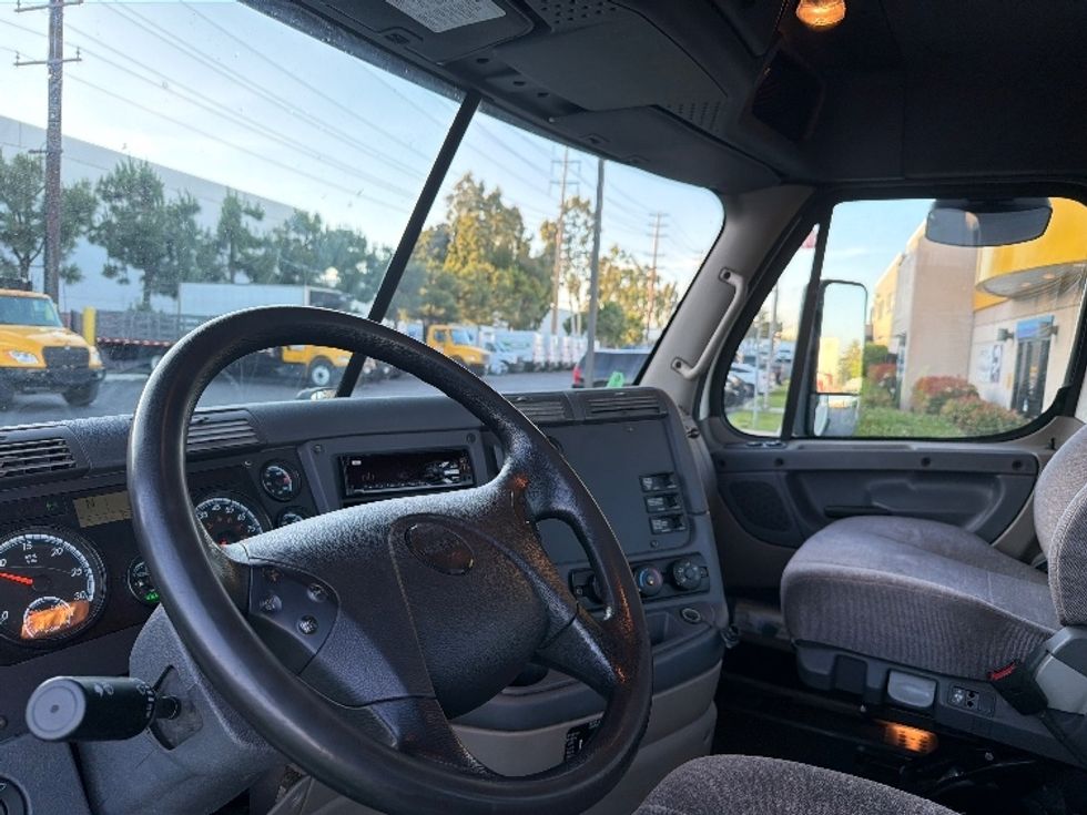 Day Cab Tractor-Heavy Duty Tractors-Freightliner-2019-Cascadia 12564ST-Torrance-CA-268,194\n\t\tmiles-$ 43,750 - Image 10