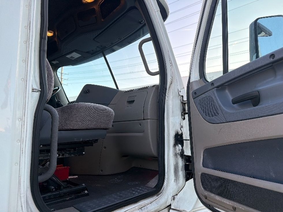 Day Cab Tractor-Heavy Duty Tractors-Freightliner-2019-Cascadia 12564ST-Torrance-CA-268,194\n\t\tmiles-$ 43,750 - Image 12