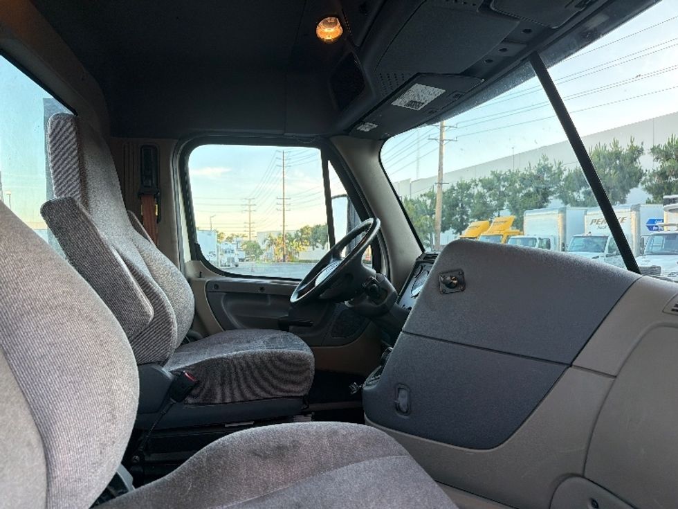 Day Cab Tractor-Heavy Duty Tractors-Freightliner-2019-Cascadia 12564ST-Torrance-CA-268,194\n\t\tmiles-$ 43,750 - Image 14