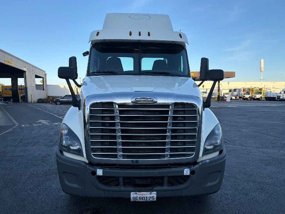 Day Cab Tractor-Heavy Duty Tractors-Freightliner-2019-Cascadia 12564ST-Torrance-CA-268,194\n\t\tmiles-$ 43,750 - Image 2