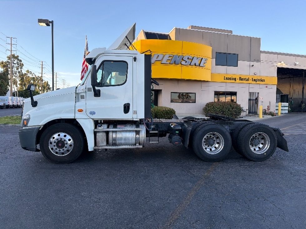 Day Cab Tractor-Heavy Duty Tractors-Freightliner-2019-Cascadia 12564ST-Torrance-CA-268,194\n\t\tmiles-$ 43,750 - Image 4