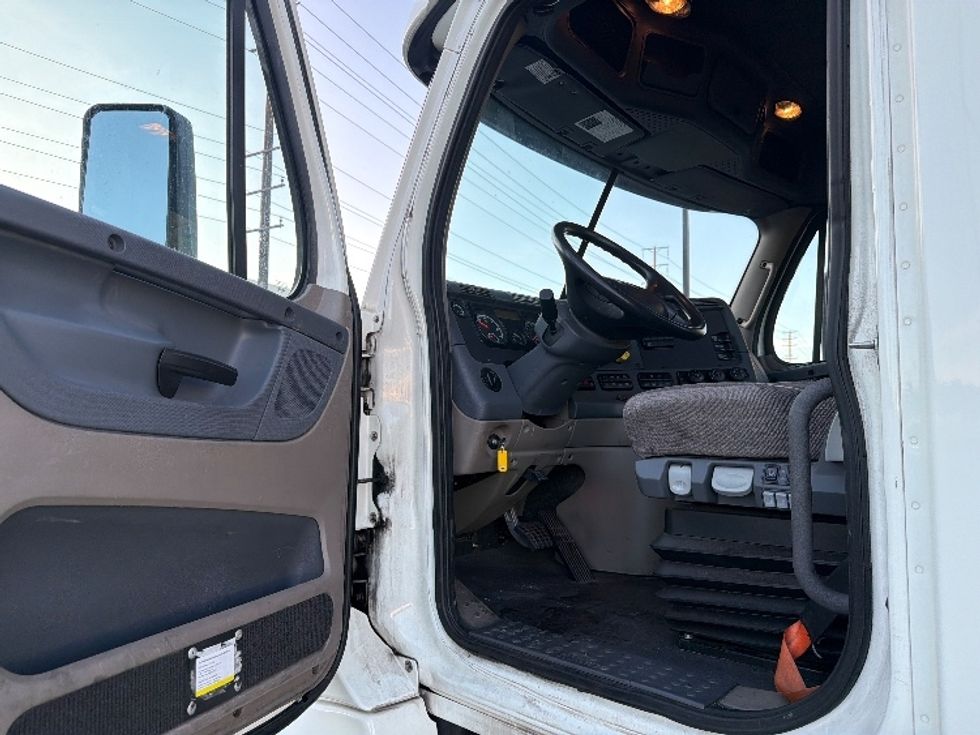 Day Cab Tractor-Heavy Duty Tractors-Freightliner-2019-Cascadia 12564ST-Torrance-CA-268,194\n\t\tmiles-$ 43,750 - Image 9