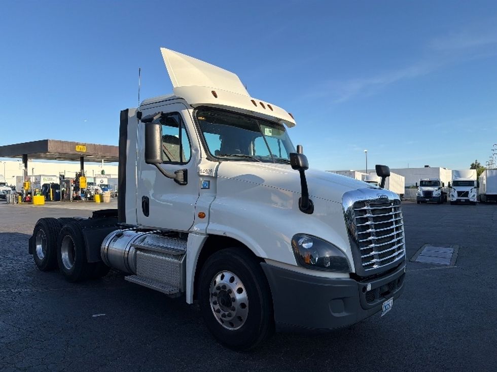Day Cab Tractor-Heavy Duty Tractors-Freightliner-2019-Cascadia 12564ST-Torrance-CA-352,482\n\t\tmiles-$ 40,500 - Image 1