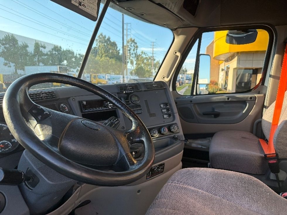Day Cab Tractor-Heavy Duty Tractors-Freightliner-2019-Cascadia 12564ST-Torrance-CA-352,482\n\t\tmiles-$ 40,500 - Image 10