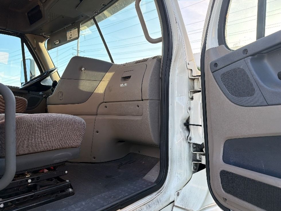 Day Cab Tractor-Heavy Duty Tractors-Freightliner-2019-Cascadia 12564ST-Torrance-CA-352,482\n\t\tmiles-$ 40,500 - Image 12