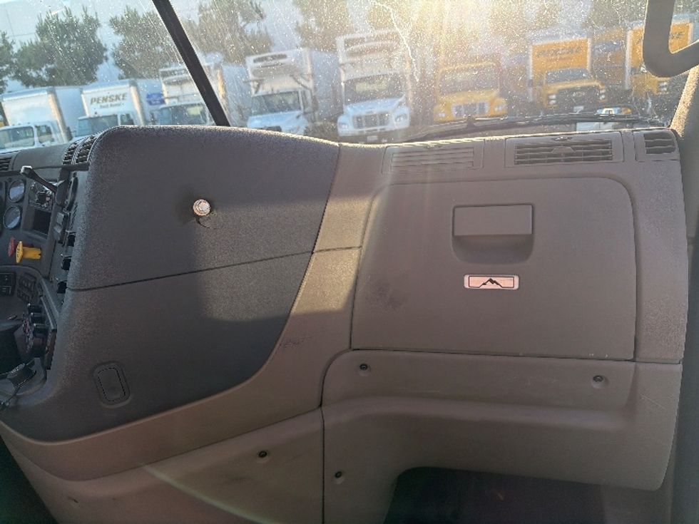 Day Cab Tractor-Heavy Duty Tractors-Freightliner-2019-Cascadia 12564ST-Torrance-CA-352,482\n\t\tmiles-$ 40,500 - Image 13