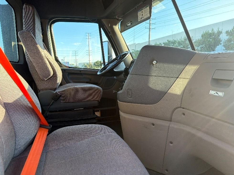 Day Cab Tractor-Heavy Duty Tractors-Freightliner-2019-Cascadia 12564ST-Torrance-CA-352,482\n\t\tmiles-$ 40,500 - Image 14