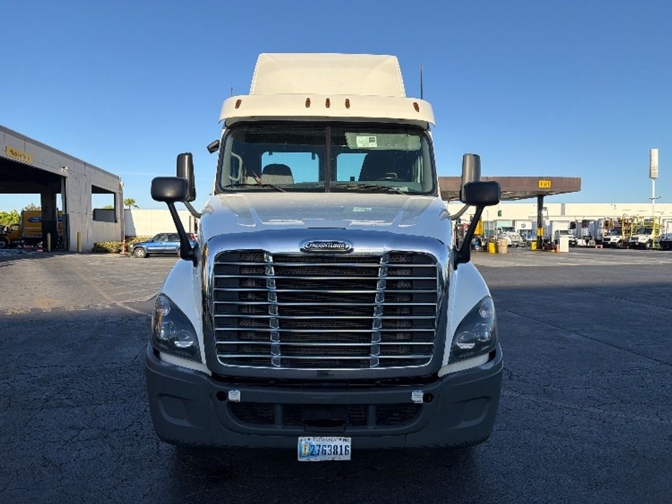 Day Cab Tractor-Heavy Duty Tractors-Freightliner-2019-Cascadia 12564ST-Torrance-CA-352,482\n\t\tmiles-$ 40,500 - Image 2