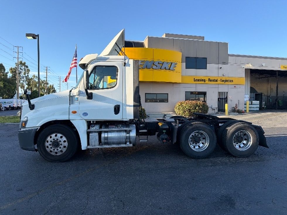 Day Cab Tractor-Heavy Duty Tractors-Freightliner-2019-Cascadia 12564ST-Torrance-CA-352,482\n\t\tmiles-$ 40,500 - Image 4