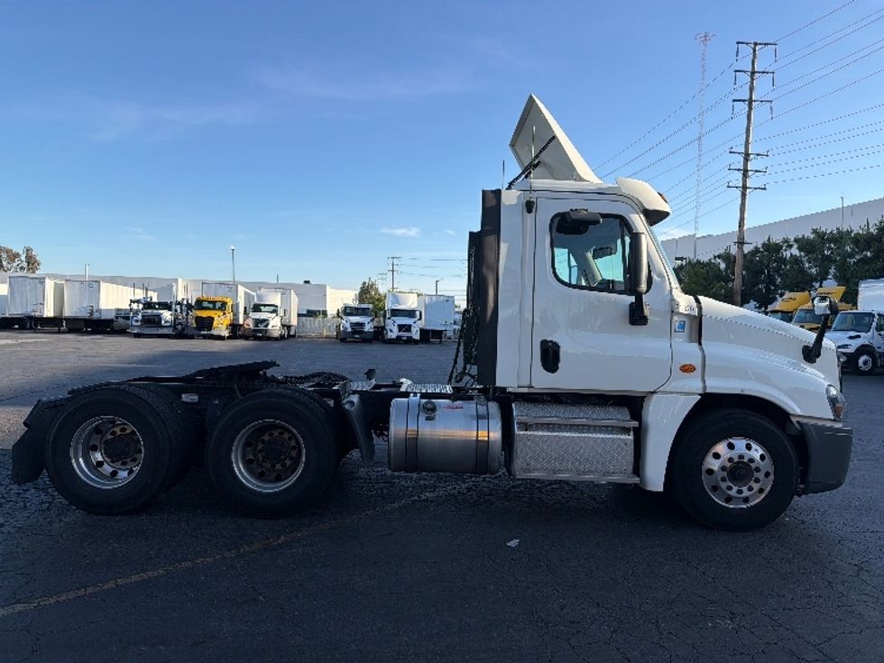 Day Cab Tractor-Heavy Duty Tractors-Freightliner-2019-Cascadia 12564ST-Torrance-CA-352,482\n\t\tmiles-$ 40,500 - Image 8
