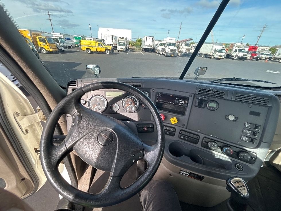 Day Cab Tractor-Heavy Duty Tractors-Freightliner-2019-Cascadia 12564ST-Torrance-CA-78,760\n\t\tmiles-$ 51,500 - Image 11