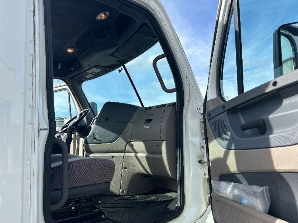 Day Cab Tractor-Heavy Duty Tractors-Freightliner-2019-Cascadia 12564ST-Torrance-CA-78,760\n\t\tmiles-$ 51,500 - Image 12