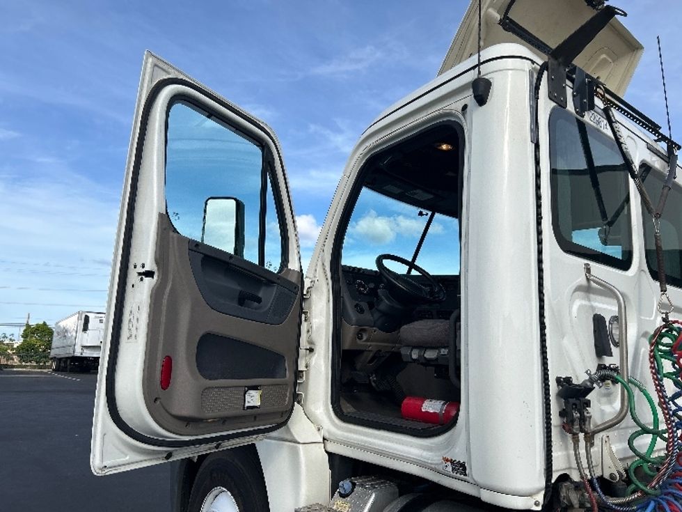 Day Cab Tractor-Heavy Duty Tractors-Freightliner-2019-Cascadia 12564ST-Torrance-CA-78,760\n\t\tmiles-$ 51,500 - Image 9