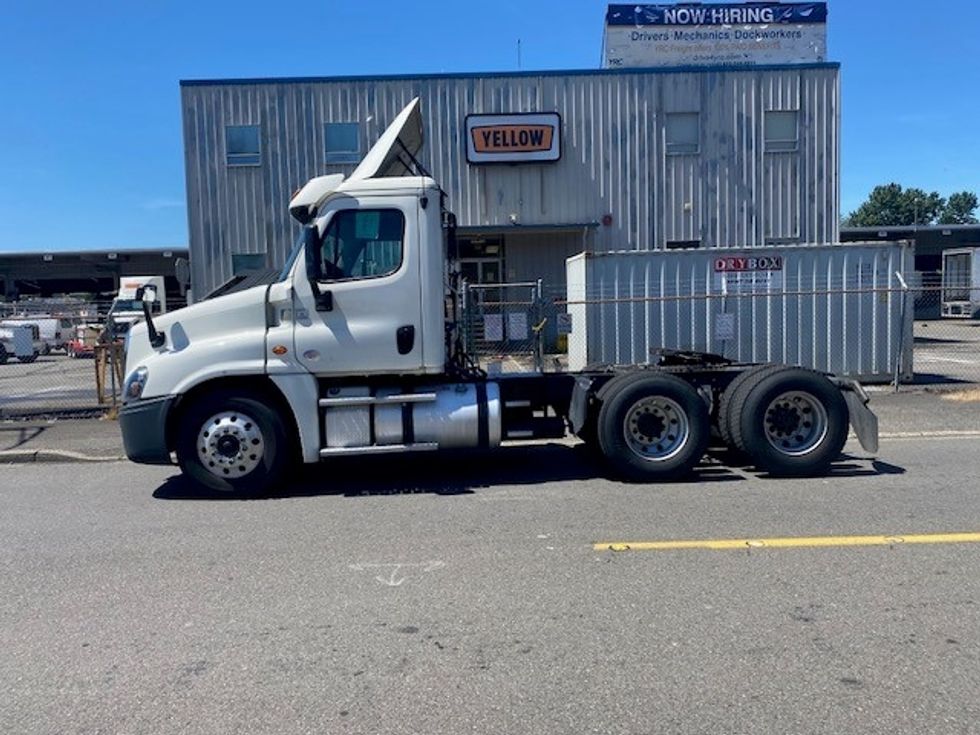 2019 Freightliner Cascadia 12564ST Day Cab Tractor