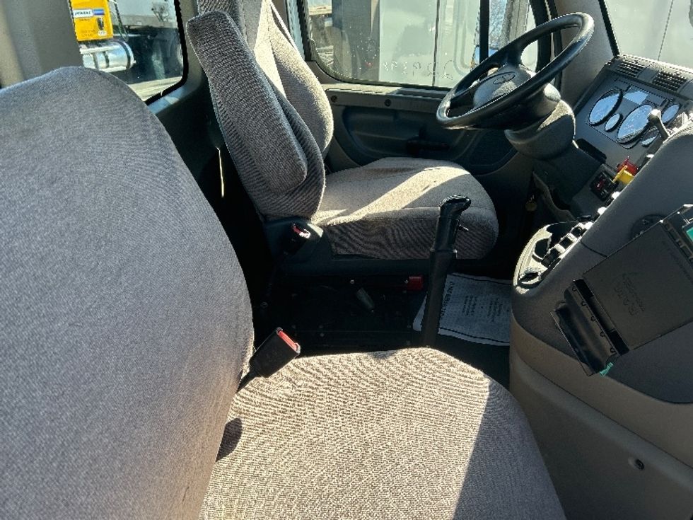 Day Cab Tractor-Heavy Duty Tractors-Freightliner-2019-Cascadia 12564ST-Tulsa-OK-374,226\n\t\tmiles-$ 38,500 - Image 14