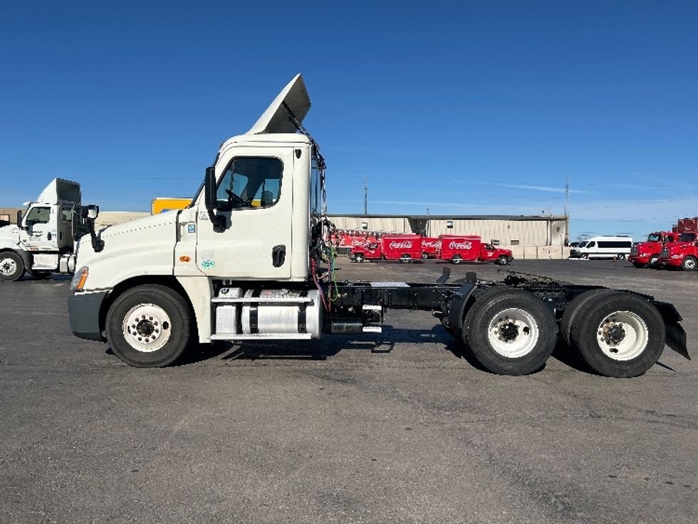 Day Cab Tractor-Heavy Duty Tractors-Freightliner-2019-Cascadia 12564ST-Tulsa-OK-374,226\n\t\tmiles-$ 38,500 - Image 4