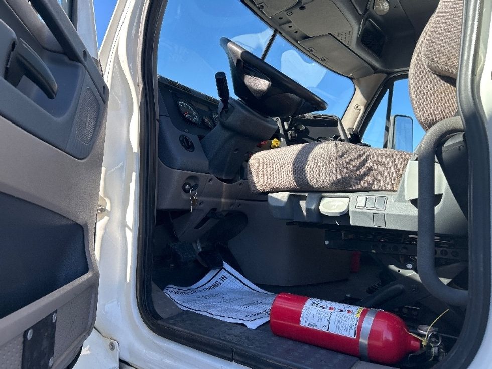 Day Cab Tractor-Heavy Duty Tractors-Freightliner-2019-Cascadia 12564ST-Tulsa-OK-374,226\n\t\tmiles-$ 38,500 - Image 9