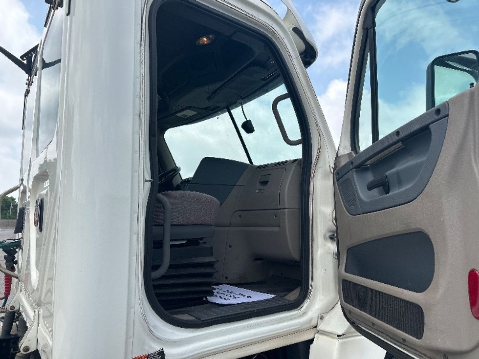 Day Cab Tractor-Heavy Duty Tractors-Freightliner-2019-Cascadia 12564ST-Tulsa-OK-481,940\n\t\tmiles-$ 34,250 - Image 12