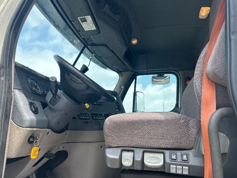 Day Cab Tractor-Heavy Duty Tractors-Freightliner-2019-Cascadia 12564ST-Tulsa-OK-481,940\n\t\tmiles-$ 34,250 - Image 9