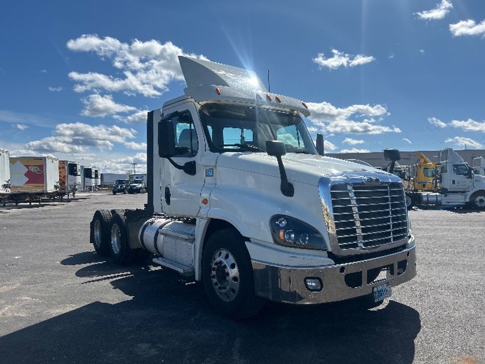 Day Cab Tractor-Heavy Duty Tractors-Freightliner-2019-Cascadia 12564ST-Twinsburg-OH-767,746\n\t\tmiles-$ 21,250 - Image 1