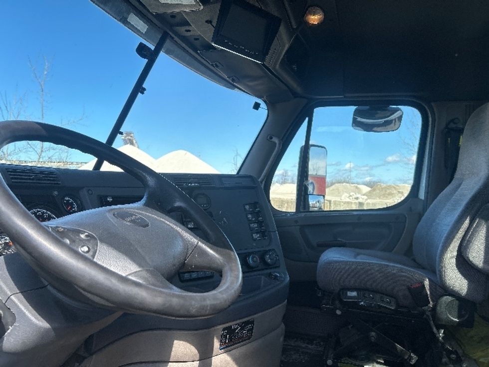 Day Cab Tractor-Heavy Duty Tractors-Freightliner-2019-Cascadia 12564ST-Twinsburg-OH-767,746\n\t\tmiles-$ 21,250 - Image 10