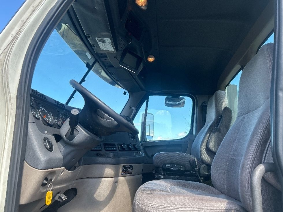 Day Cab Tractor-Heavy Duty Tractors-Freightliner-2019-Cascadia 12564ST-Twinsburg-OH-767,746\n\t\tmiles-$ 21,250 - Image 9