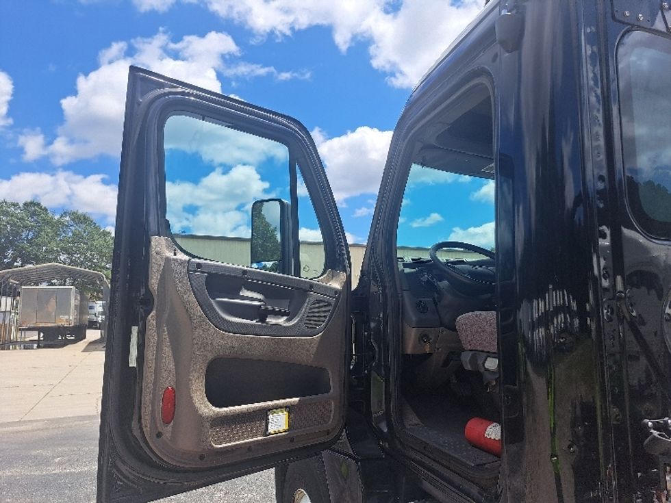 Day Cab Tractor-Heavy Duty Tractors-Freightliner-2019-Cascadia 12564ST-Villa Rica-GA-279,941\n\t\tmiles-$ 48,750 - Image 9