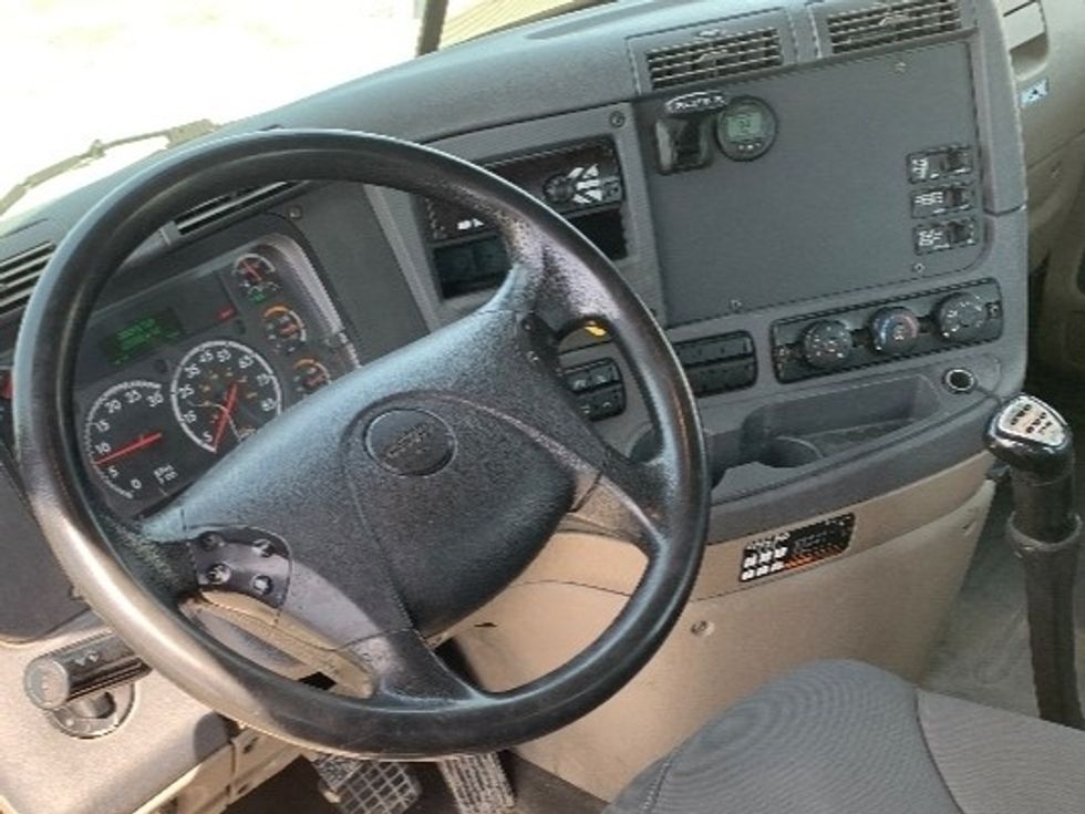 Day Cab Tractor-Heavy Duty Tractors-Freightliner-2019-Cascadia 12564ST-Wabash-IN-426,785\n\t\tmiles-$ 35,250 - Image 10