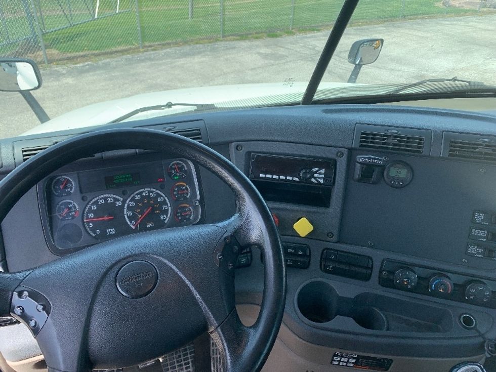Day Cab Tractor-Heavy Duty Tractors-Freightliner-2019-Cascadia 12564ST-Wabash-IN-426,785\n\t\tmiles-$ 35,250 - Image 11