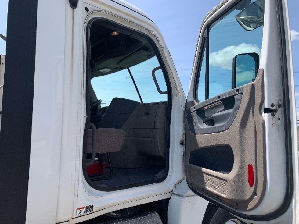 Day Cab Tractor-Heavy Duty Tractors-Freightliner-2019-Cascadia 12564ST-Wabash-IN-426,785\n\t\tmiles-$ 35,250 - Image 12
