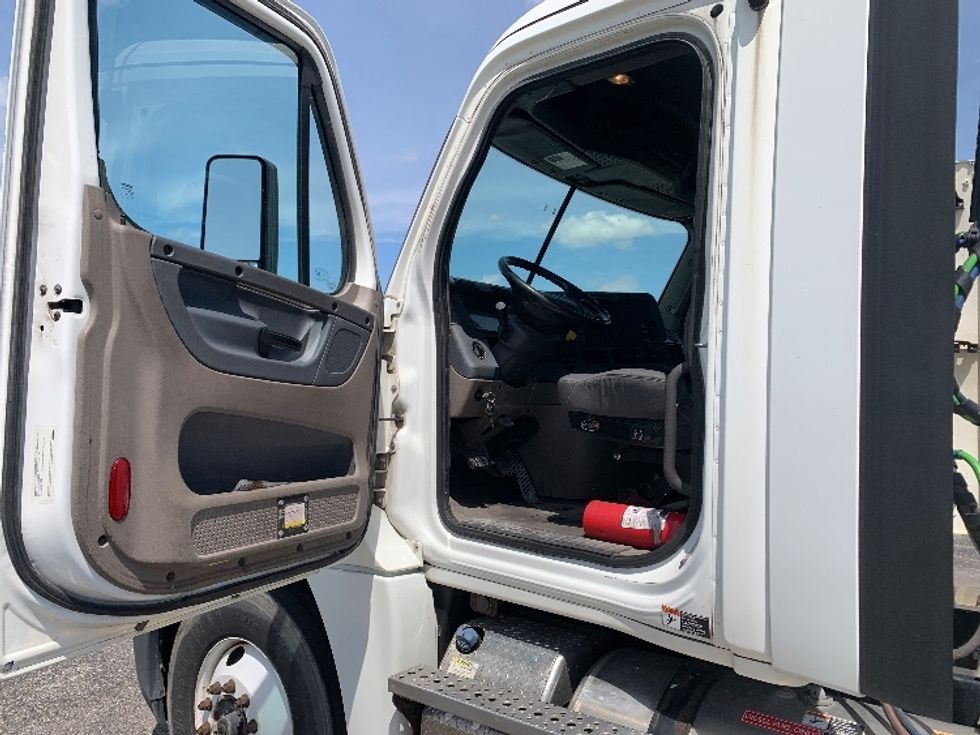 Day Cab Tractor-Heavy Duty Tractors-Freightliner-2019-Cascadia 12564ST-Wabash-IN-426,785\n\t\tmiles-$ 35,250 - Image 9