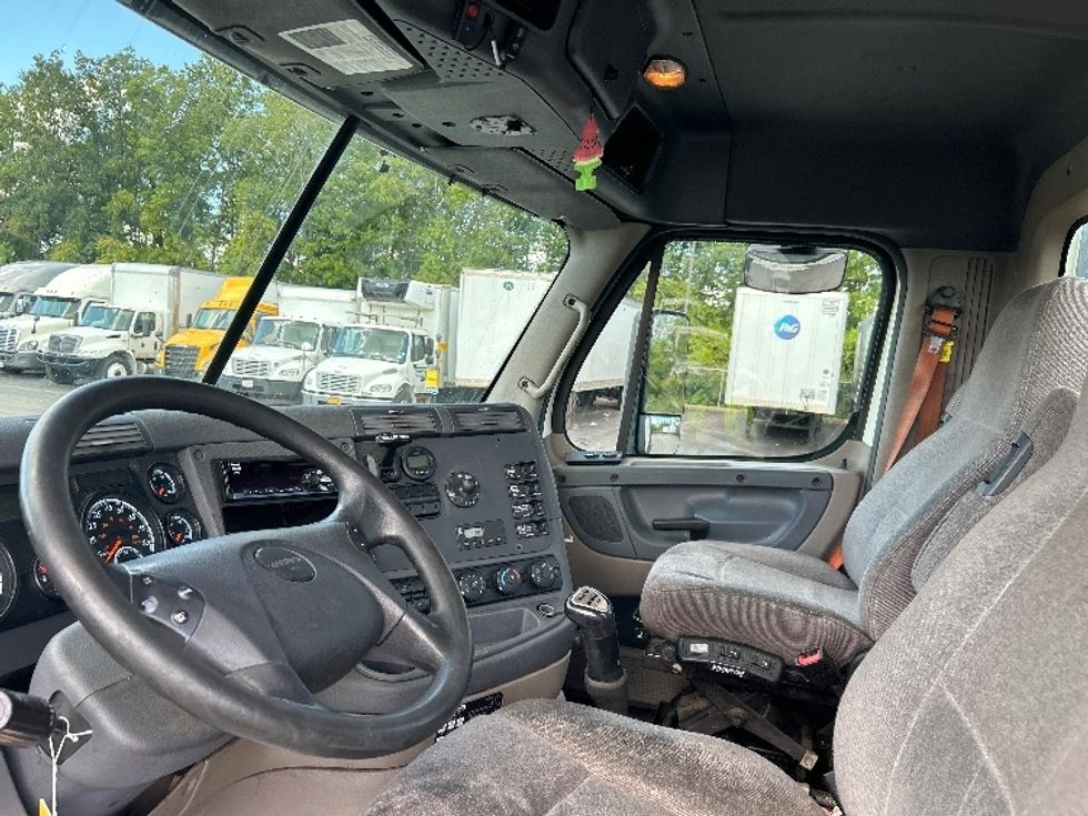 Day Cab Tractor-Heavy Duty Tractors-Freightliner-2019-Cascadia 12564ST-Watertown-NY-513,356\n\t\tmiles-$ 29,000 - Image 10