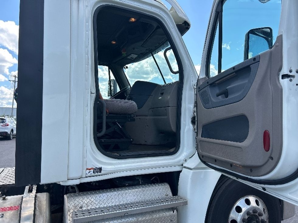 Day Cab Tractor-Heavy Duty Tractors-Freightliner-2019-Cascadia 12564ST-Watertown-NY-513,356\n\t\tmiles-$ 29,000 - Image 12