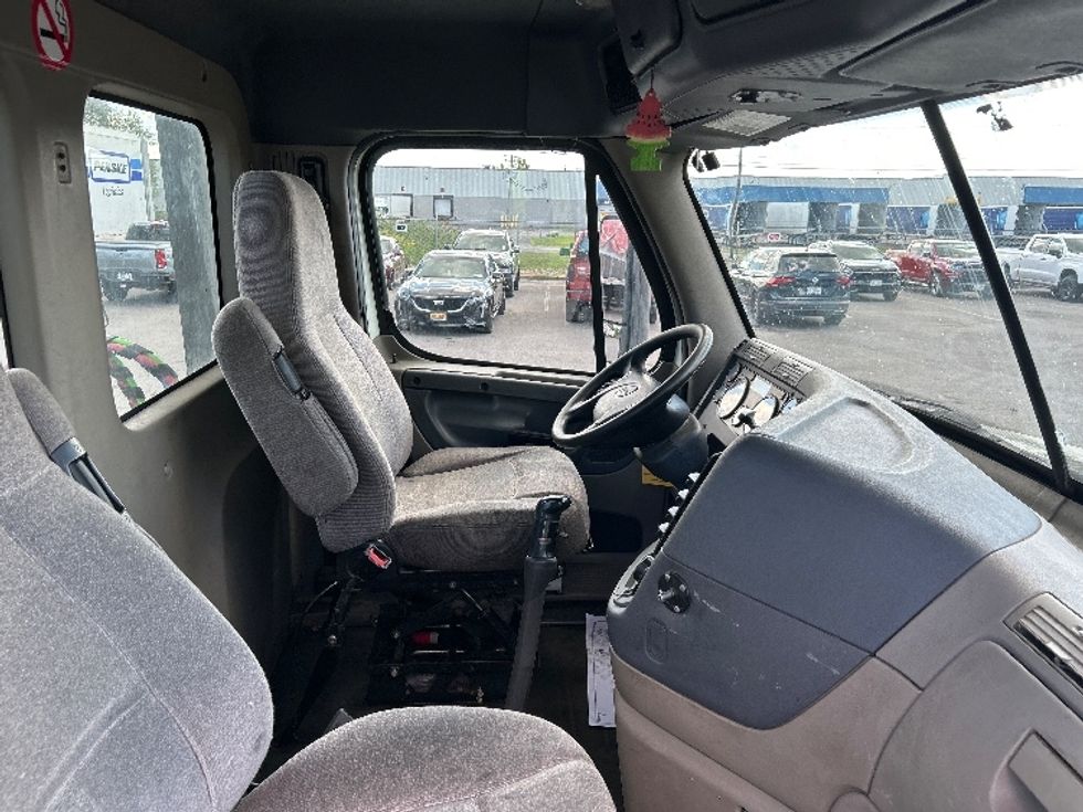 Day Cab Tractor-Heavy Duty Tractors-Freightliner-2019-Cascadia 12564ST-Watertown-NY-513,356\n\t\tmiles-$ 29,000 - Image 14