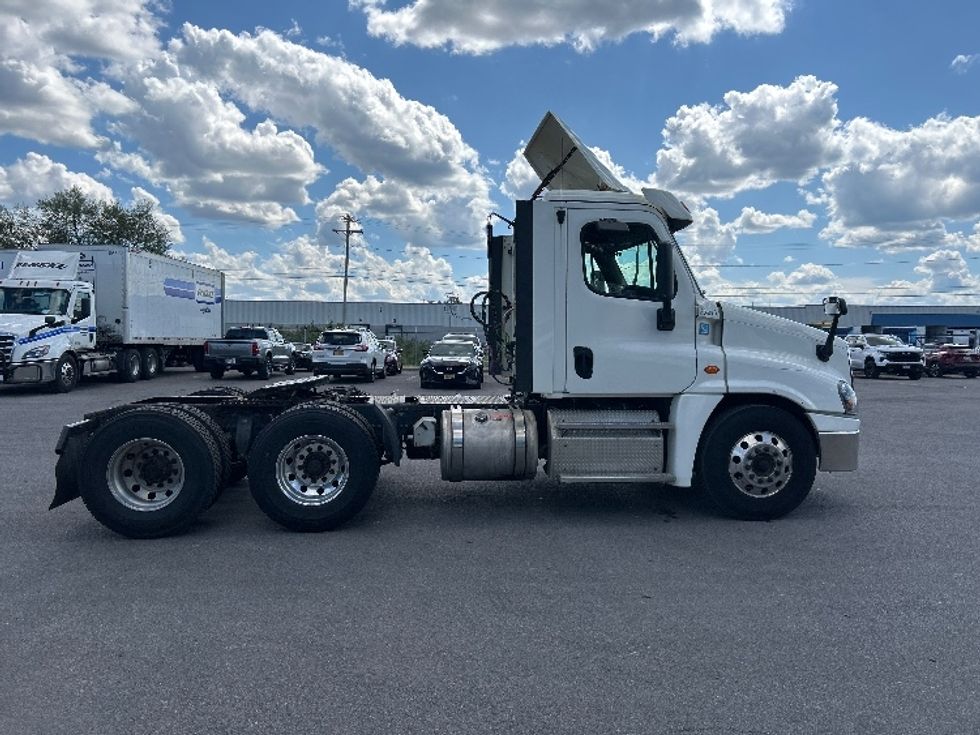 Day Cab Tractor-Heavy Duty Tractors-Freightliner-2019-Cascadia 12564ST-Watertown-NY-513,356\n\t\tmiles-$ 29,000 - Image 8