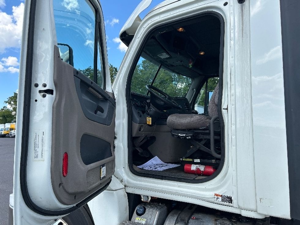 Day Cab Tractor-Heavy Duty Tractors-Freightliner-2019-Cascadia 12564ST-Watertown-NY-513,356\n\t\tmiles-$ 29,000 - Image 9
