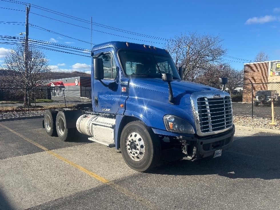 Day Cab Tractor-Heavy Duty Tractors-Freightliner-2019-Cascadia 12564ST-West Babylon-NY-364,860\n\t\tmiles-$ 45,000 - Image 1