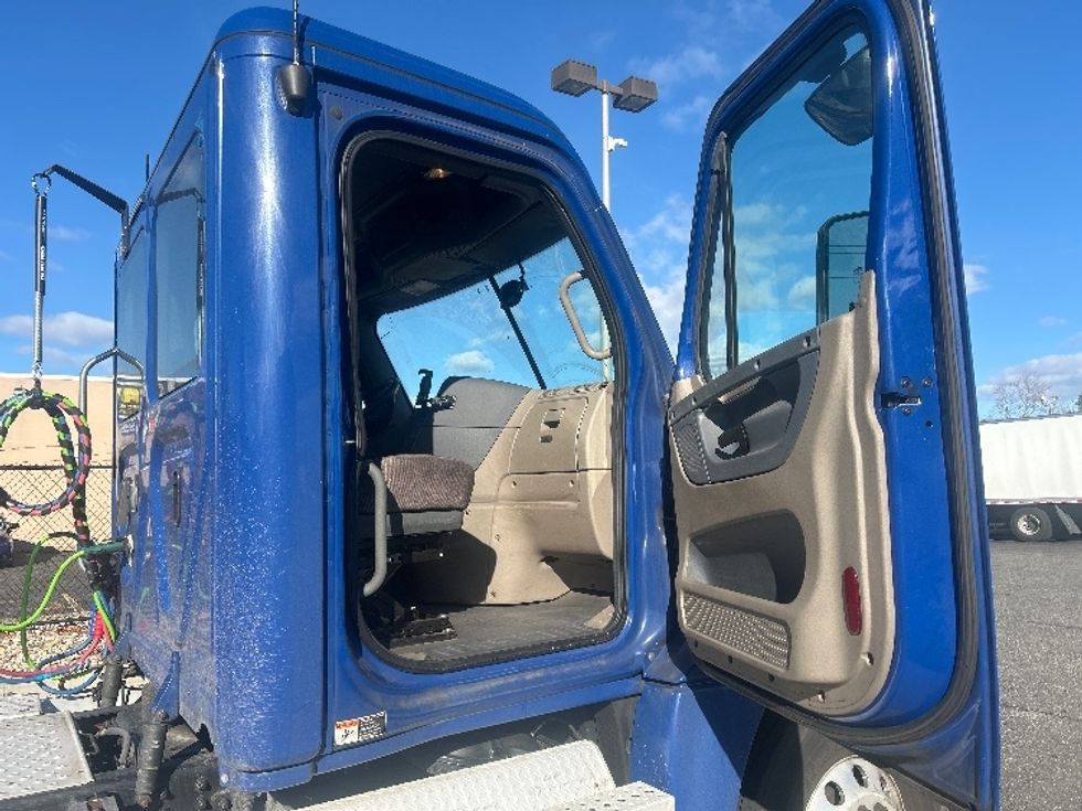 Day Cab Tractor-Heavy Duty Tractors-Freightliner-2019-Cascadia 12564ST-West Babylon-NY-364,860\n\t\tmiles-$ 45,000 - Image 12