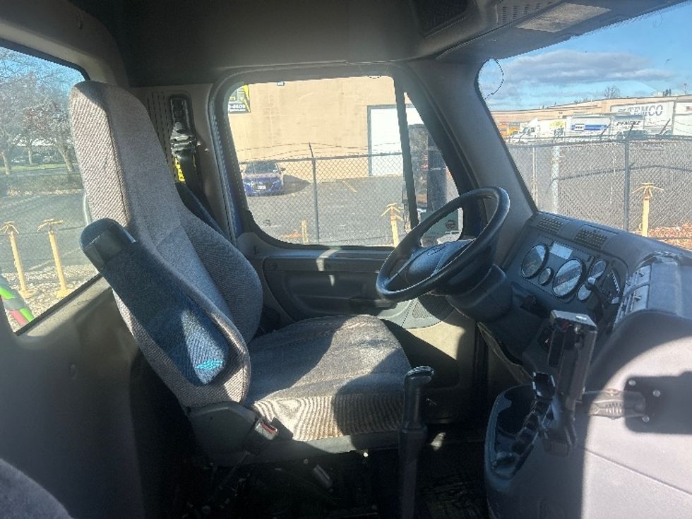 Day Cab Tractor-Heavy Duty Tractors-Freightliner-2019-Cascadia 12564ST-West Babylon-NY-364,860\n\t\tmiles-$ 45,000 - Image 14